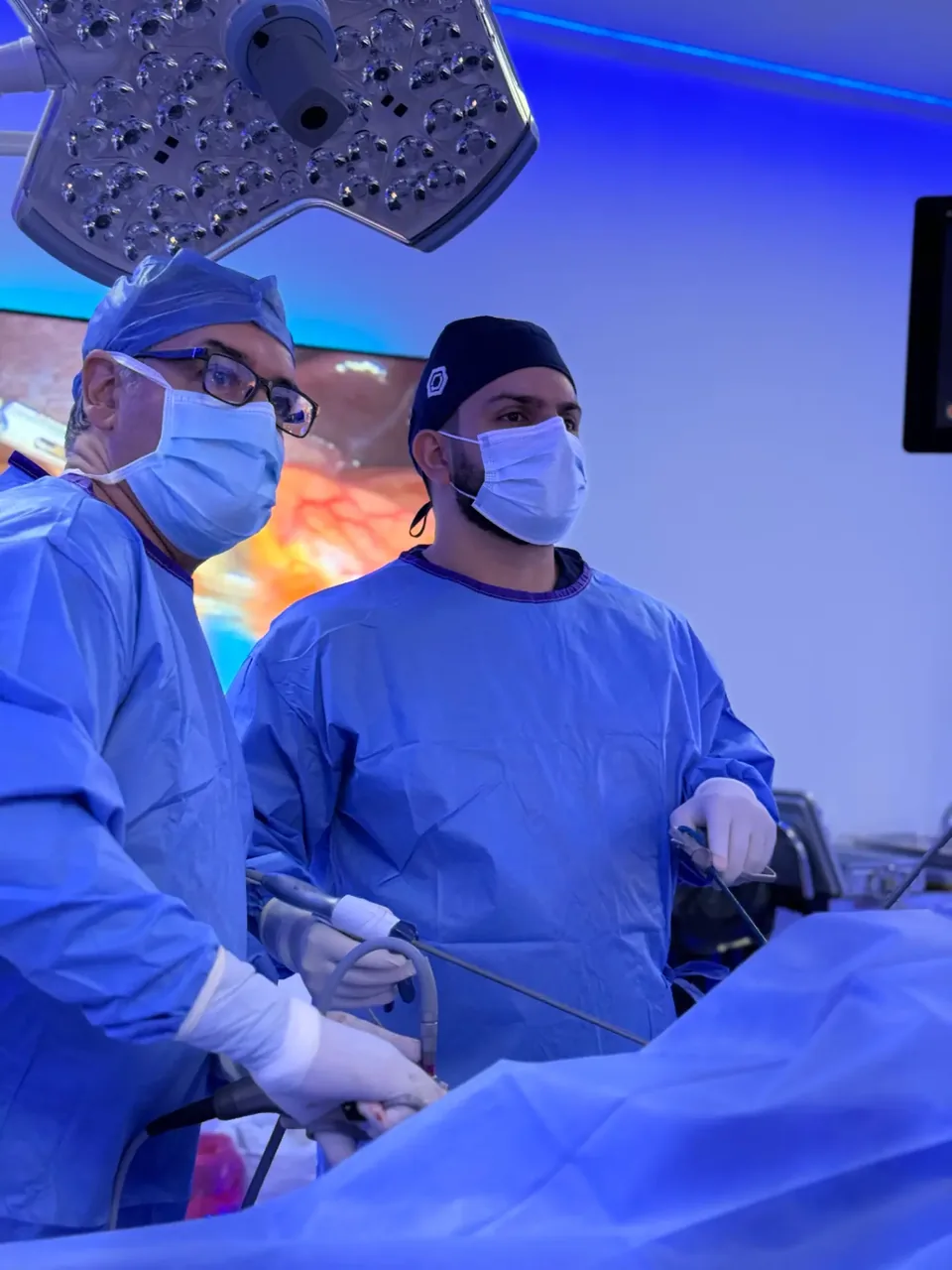 Profesionales de salud durante una intervención en quirófano