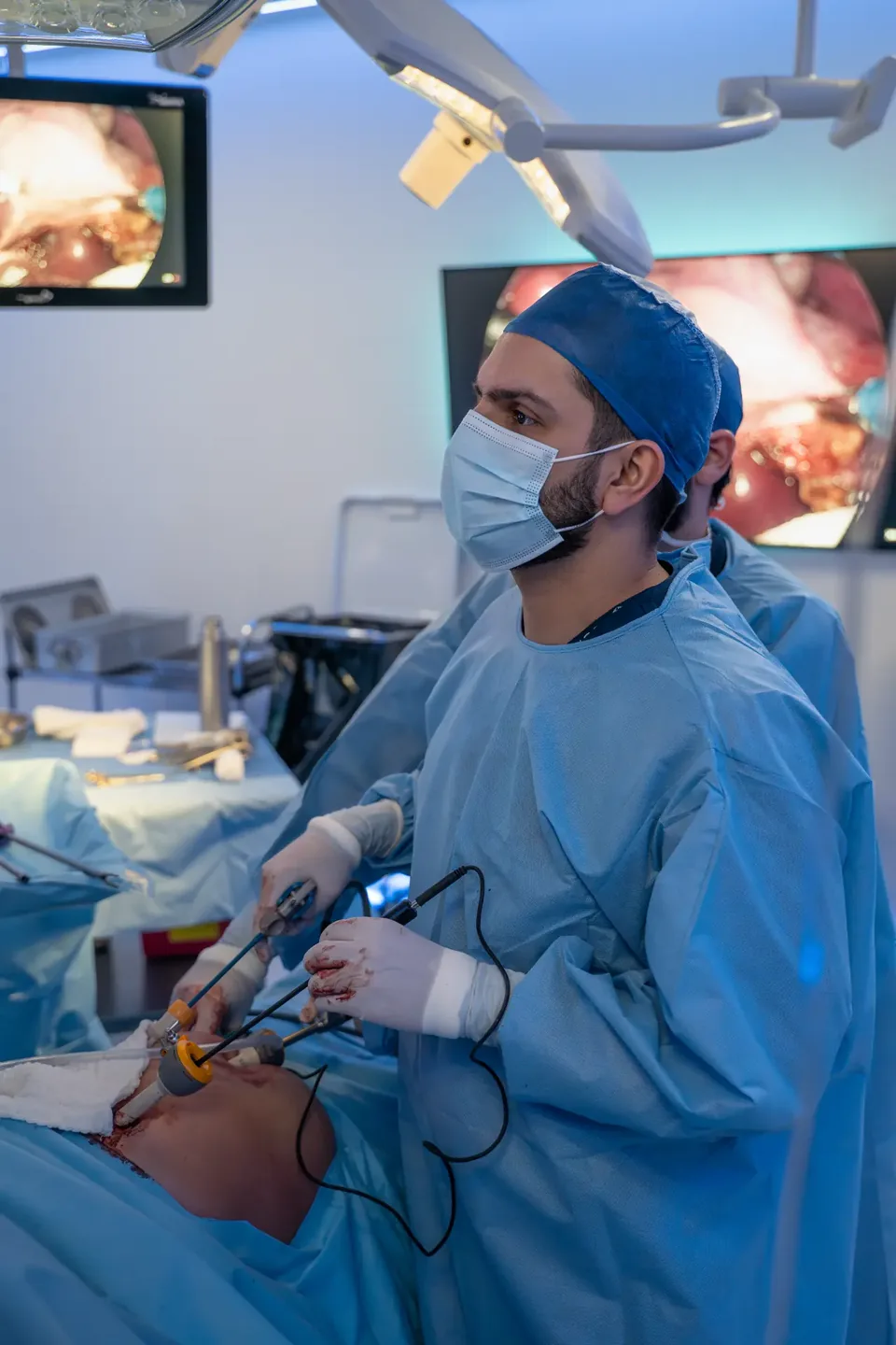 Dr. Jorge Bravo trabajando en quirófano