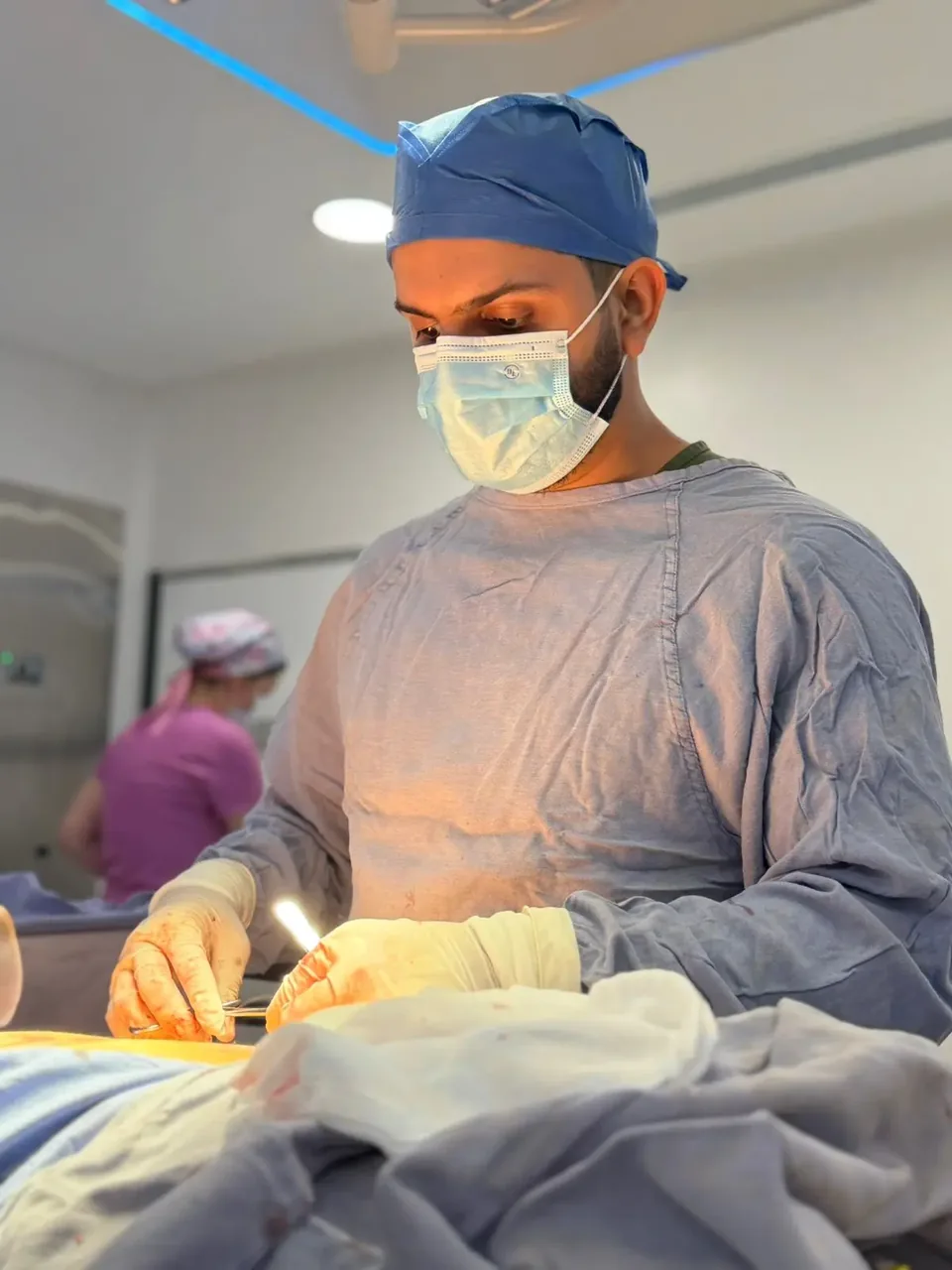 Dr. Jorge Bravo durante una intervención quirúrgica